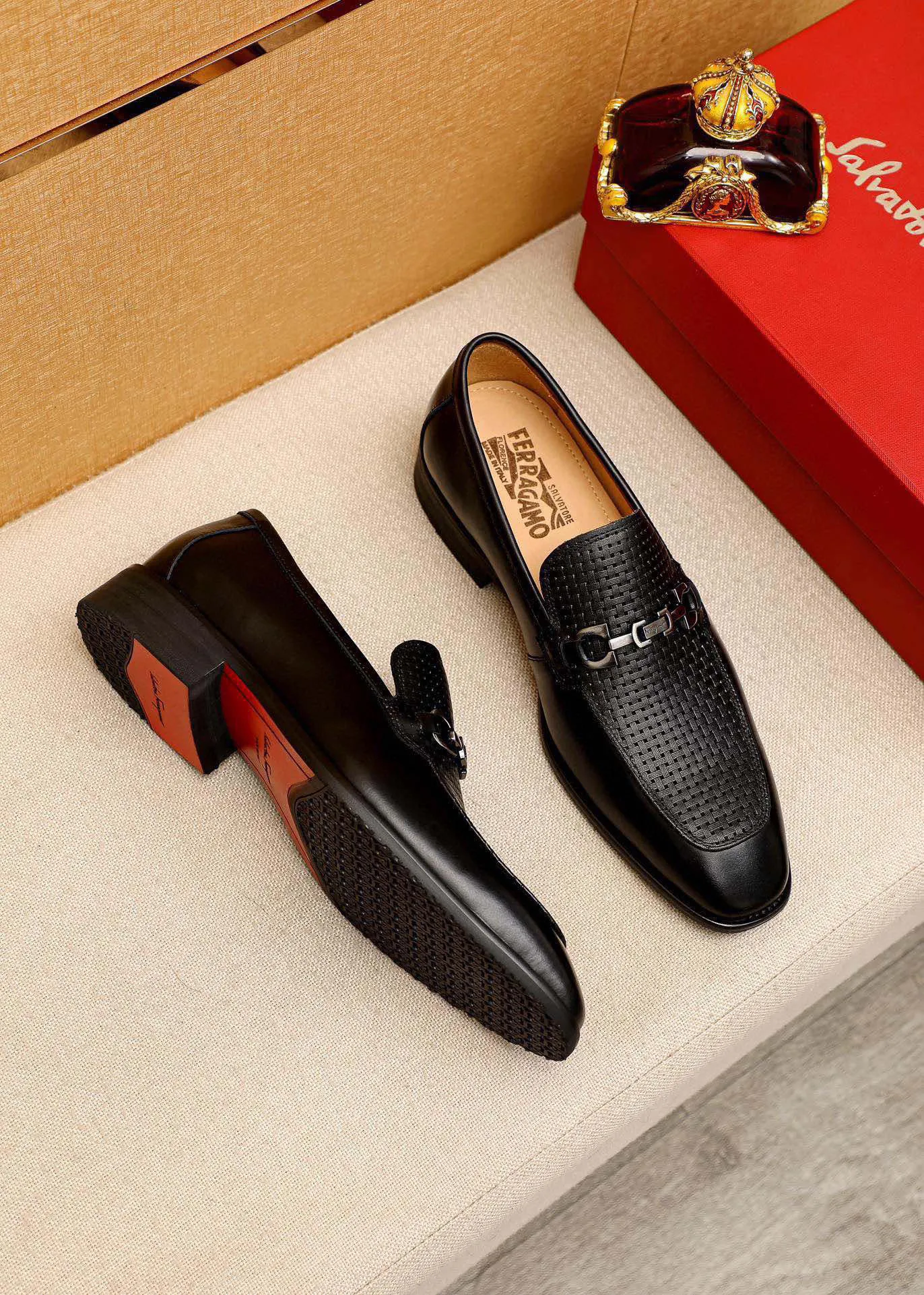 Men's shoes 💰460 💐 Product trademark: Ferragamo "Ferragamo" casual leather shoes Regular size: 38-44 (custom-made for 45🉑️) Product materials: Selected imported first-layer calfskin embossed upper + original hardware buckle, imported water-dyed cowhide leather lining. Strong three-dimensional visual effect, combined outsole Color: 2⃣️colors available